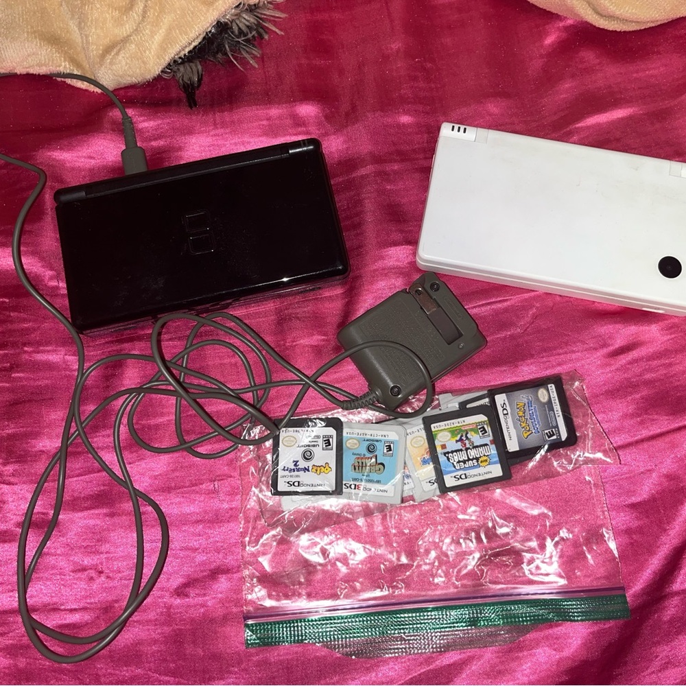 Nintendo DSI and DS Lite — Black and White (plus DS/3DS game bundle)